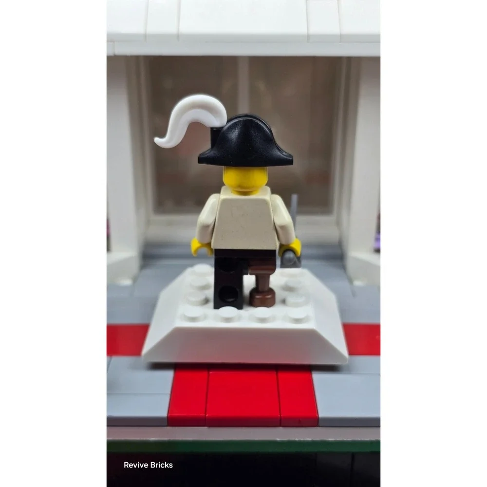 LEGO Pirate Green Vest, Black Leg with Pegleg, Black Pirate Hat with Skull pi050